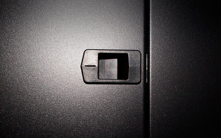 Complete patchkast 22U voor 4 accu's, inclusief steunpanelen en kabel invoer.